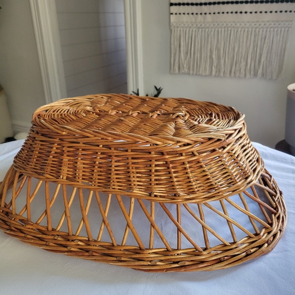 Wicker Oval Pet Bed With Lowered Side Entrance & Criss-cross Details - Picture 5 of 7